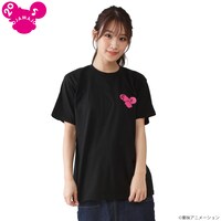 「おジャ魔女どれみ 20周年記念 バックプリントTシャツ」ブラックの着用イメージ。