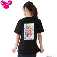 「おジャ魔女どれみ 20周年記念 バックプリントTシャツ」ブラックの着用イメージ。
