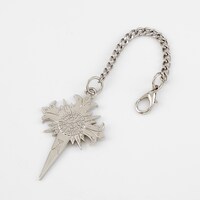 バッグのローズクロスのチャーム。