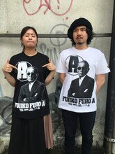 「藤子不二雄A（FUJIKO FUJIO A） 黒ィバージョン」と「藤子不二雄A(FUJIKO FUJIO A)-復刻版-」の着用イメージ。