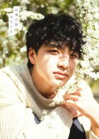 今号には俳優・井澤巧麻の写真集「みちくさ」が6月30日に発売されることを記念したグラビアが掲載されている。