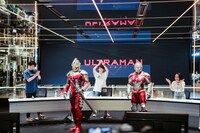 左から江口拓也、SEVEN SUIT、木村良平、ULTRAMAN SUIT、潘めぐみ。