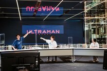 アクリル板の高さをアピールする江口拓也（左）。