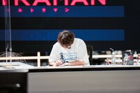 スマホ用ゲーム「ULTRAMAN BE ULTRA」をプレイする木村良平。