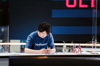 スマホ用ゲーム「ULTRAMAN BE ULTRA」をプレイする江口拓也。