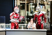 ULTRAMAN SUITとSEVEN SUITに、サプライズで誕生日を祝われる潘めぐみ。