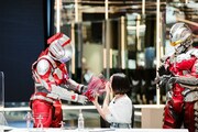 ULTRAMAN SUITとSEVEN SUITに、サプライズで誕生日を祝われる潘めぐみ。