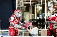 ULTRAMAN SUITとSEVEN SUITに、サプライズで誕生日を祝われる潘めぐみ。