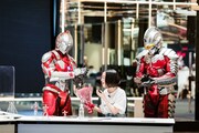 ULTRAMAN SUITとSEVEN SUITに、サプライズで誕生日を祝われる潘めぐみ。