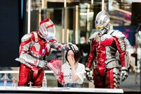 ULTRAMAN SUITとSEVEN SUITに、サプライズで誕生日を祝われる潘めぐみ。