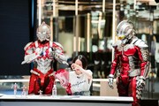 ULTRAMAN SUITとSEVEN SUITに、サプライズで誕生日を祝われる潘めぐみ。