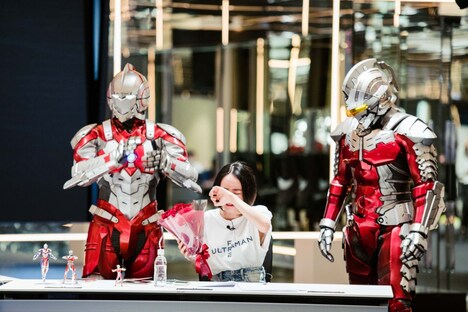 ULTRAMAN SUITとSEVEN SUITに、サプライズで誕生日を祝われる潘めぐみ。