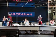 左から江口拓也、SEVEN SUIT、木村良平、ULTRAMAN SUIT、潘めぐみ。