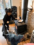 信濃川日出雄の自宅にある薪ストーブ。
