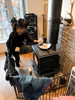 信濃川日出雄の自宅にある薪ストーブ。