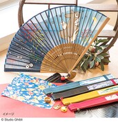 「となりのトトロ」「魔女の宅急便」「千と千尋の神隠し」をモチーフにした扇子。