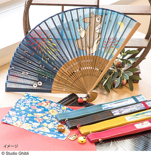 「となりのトトロ」「魔女の宅急便」「千と千尋の神隠し」をモチーフにした扇子。