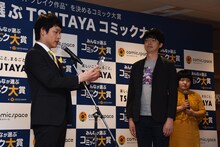 「SPY×FAMILY」の担当編集に盾を渡す川島明。