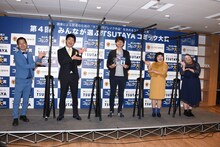 「みんなが選ぶTSUTAYAコミック大賞2020」授賞式より。左からMCのタケト、川島明、「SPY×FAMILY」の担当編集、オカリナ、ゆいP。