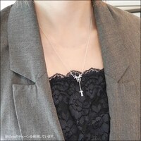 「キャラクターモチーフペンダント＜マーリン＞」の着用イメージ。