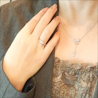 「キャラクターモチーフリング＜マーリン＞」の着用イメージ。