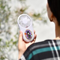 「ハンディファン（ルルーシュ）」の使用イメージ。