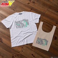 ウーフェイのTシャツとショッピングバッグ。