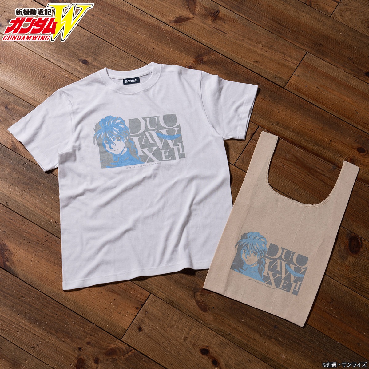 デュオのTシャツとショッピングバッグ。