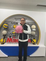 ピンクの「『機動戦士ガンダム』ハロボール」を手に持った様子。