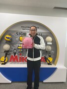 ピンクの「『機動戦士ガンダム』ハロボール」を手に持った様子。