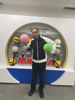 「『機動戦士ガンダム』ハロボール」を手に持った様子。