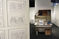 絵麻のデスクの設定画と、それを再現したデスク。