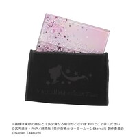 「オリジナルコンパクトポーチ」の使用イメージ。