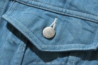 アニメ「ドラゴンボールZ」をモチーフにしたデニムジャケット。