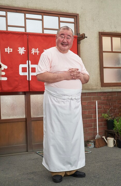 小浦一優（芋洗坂係長）演じる伊東カズオ。