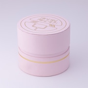 「クリィミーコンパクト」に見立てたラウンド型のボックス。