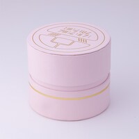 「クリィミーコンパクト」に見立てたラウンド型のボックス。