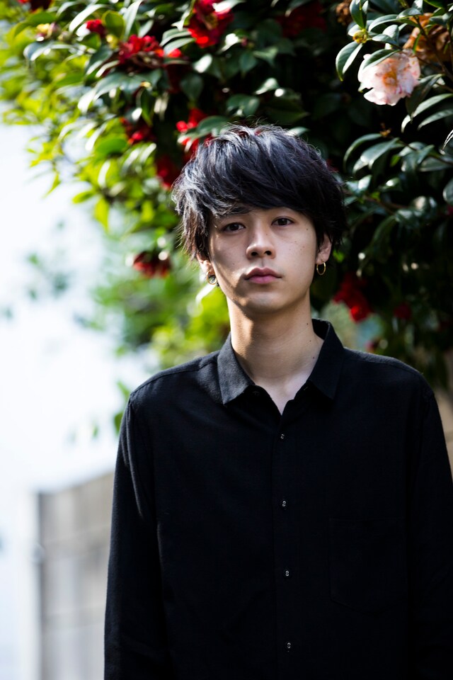 小野塚綾役を演じる成田凌。