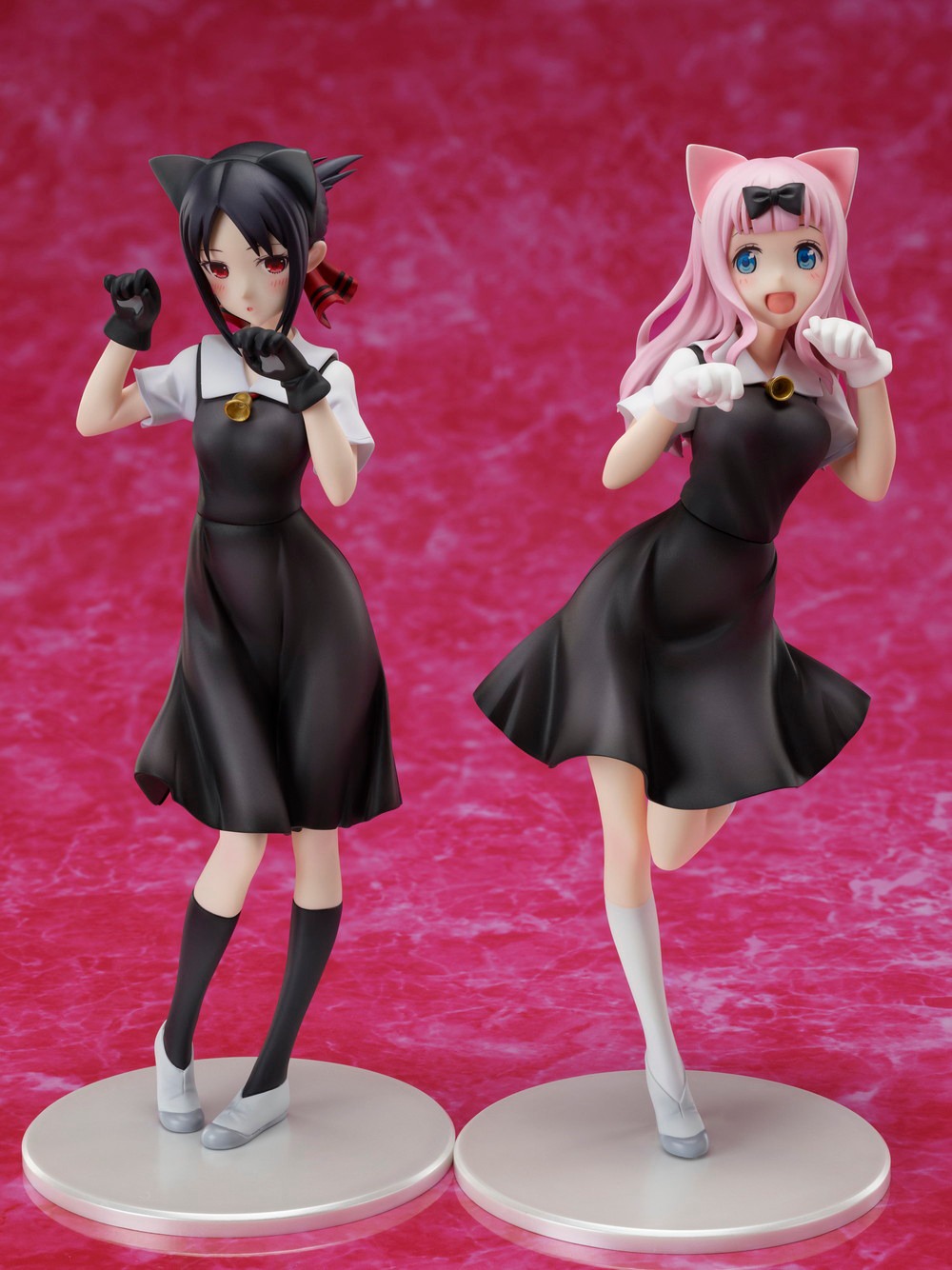 左から「かぐや様は告らせたい～天才たちの恋愛頭脳戦～ 藤原千花1/7スケールフィギュア」、「かぐや様は告らせたい～天才たちの恋愛頭脳戦～　四宮かぐや1/7スケールフィギュア」。