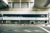 船場センタービルの外観。