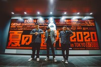 メインビジュアル前で撮影した舐達麻。