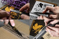 「A.T.FIELD 細工カッター NERVモデル」と「A.T.FIELD カッターマットA3 NERVモデル」の使用例。