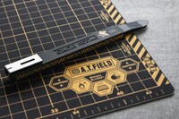 「A.T.FIELD 細工カッター NERVモデル」と「A.T.FIELD カッターマットA3 NERVモデル」。