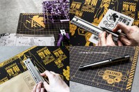 「A.T.FIELD 細工カッター NERVモデル」と「A.T.FIELD カッターマットA3 NERVモデル」の使用例。