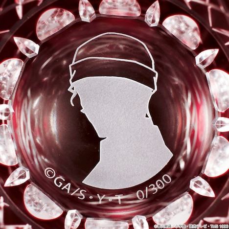 「緋色の狙撃手（スナイパー）」の底面にデザインされた赤井のシルエット。