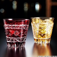 左から「緋色の狙撃手（スナイパー）」、「琥珀の秘密主義者（シークレティブ）」。