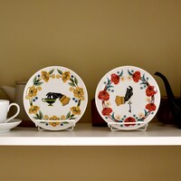 「進撃の巨人」の九谷焼プレート。