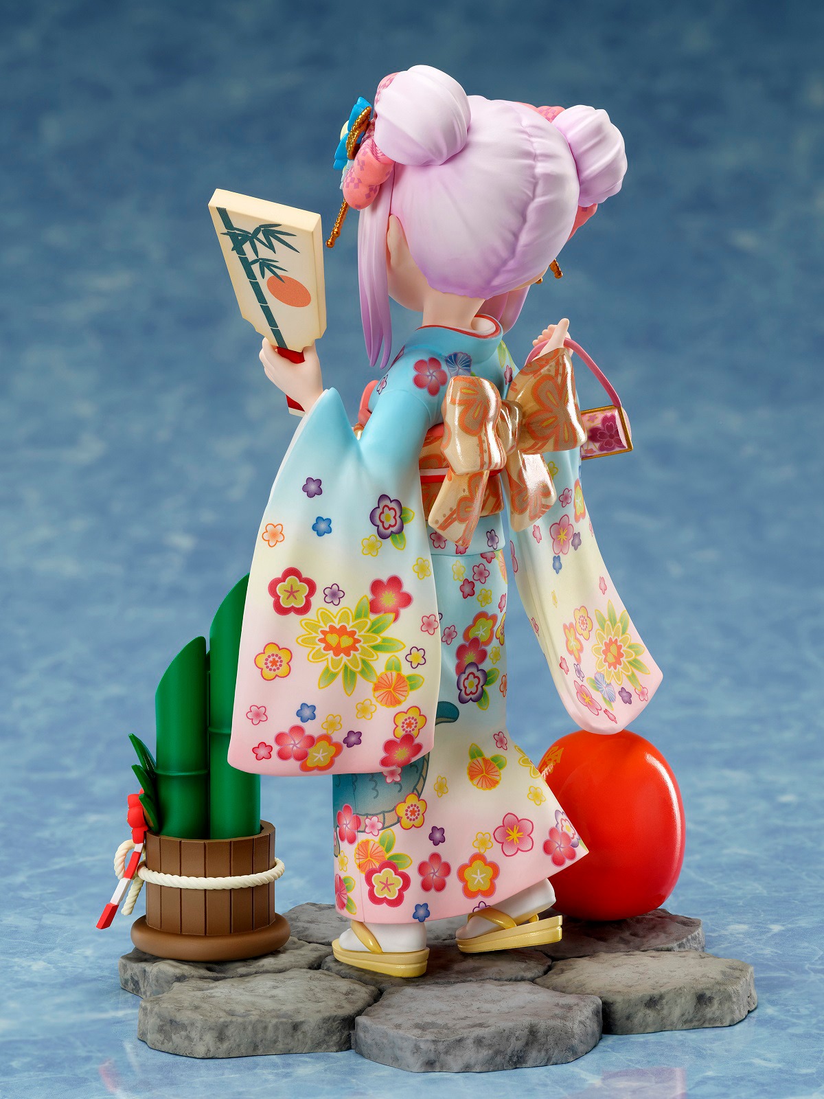 「小林さんちのメイドラゴン カンナ -晴レ着- 1/7スケールフィギュア」の後ろ姿。