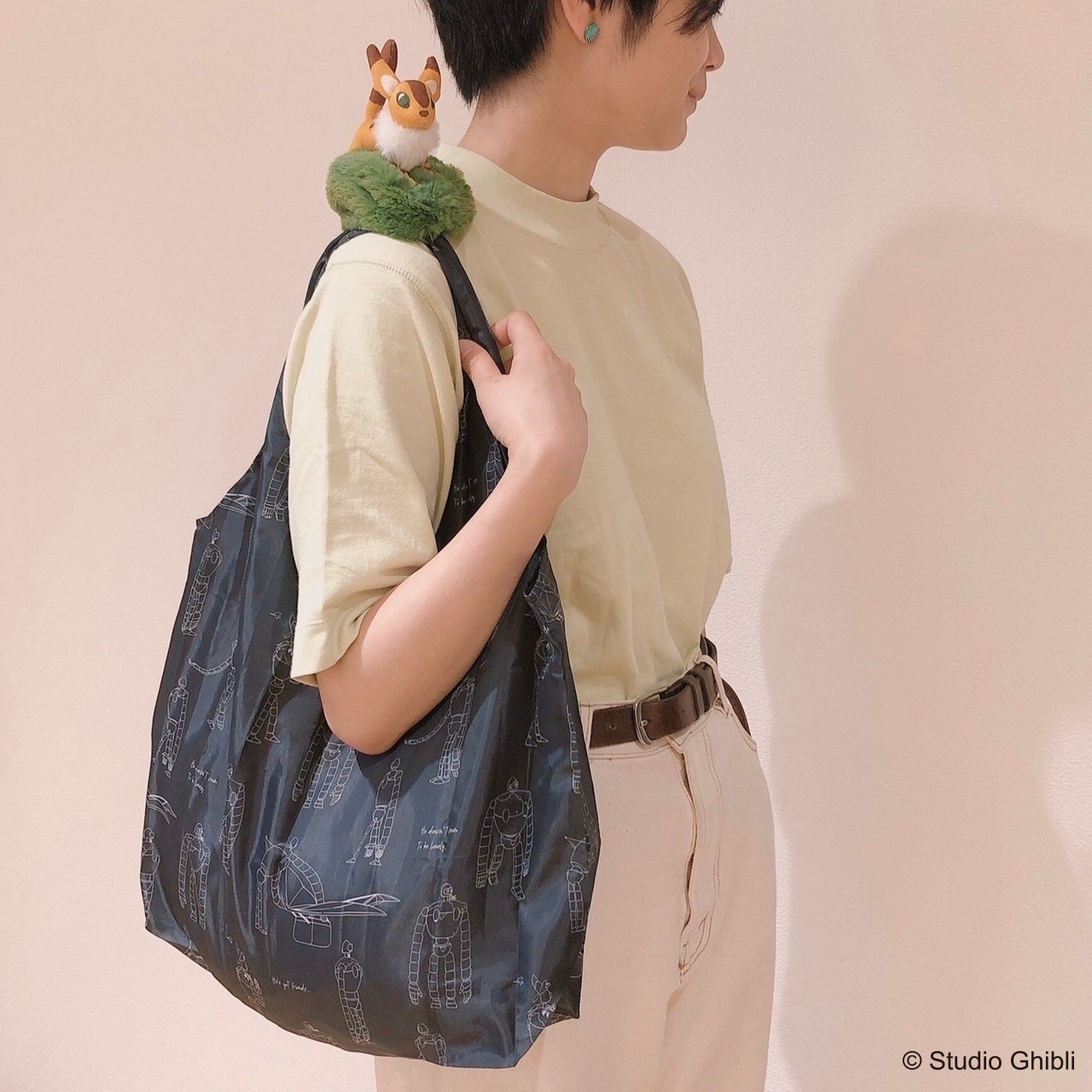 「天空の城ラピュタ 肩のせエコバッグ キツネリス」使用イメージ