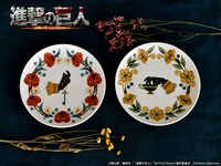 「進撃の巨人」の九谷焼プレート。